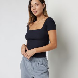 Pose Scoop Back Tee | Black