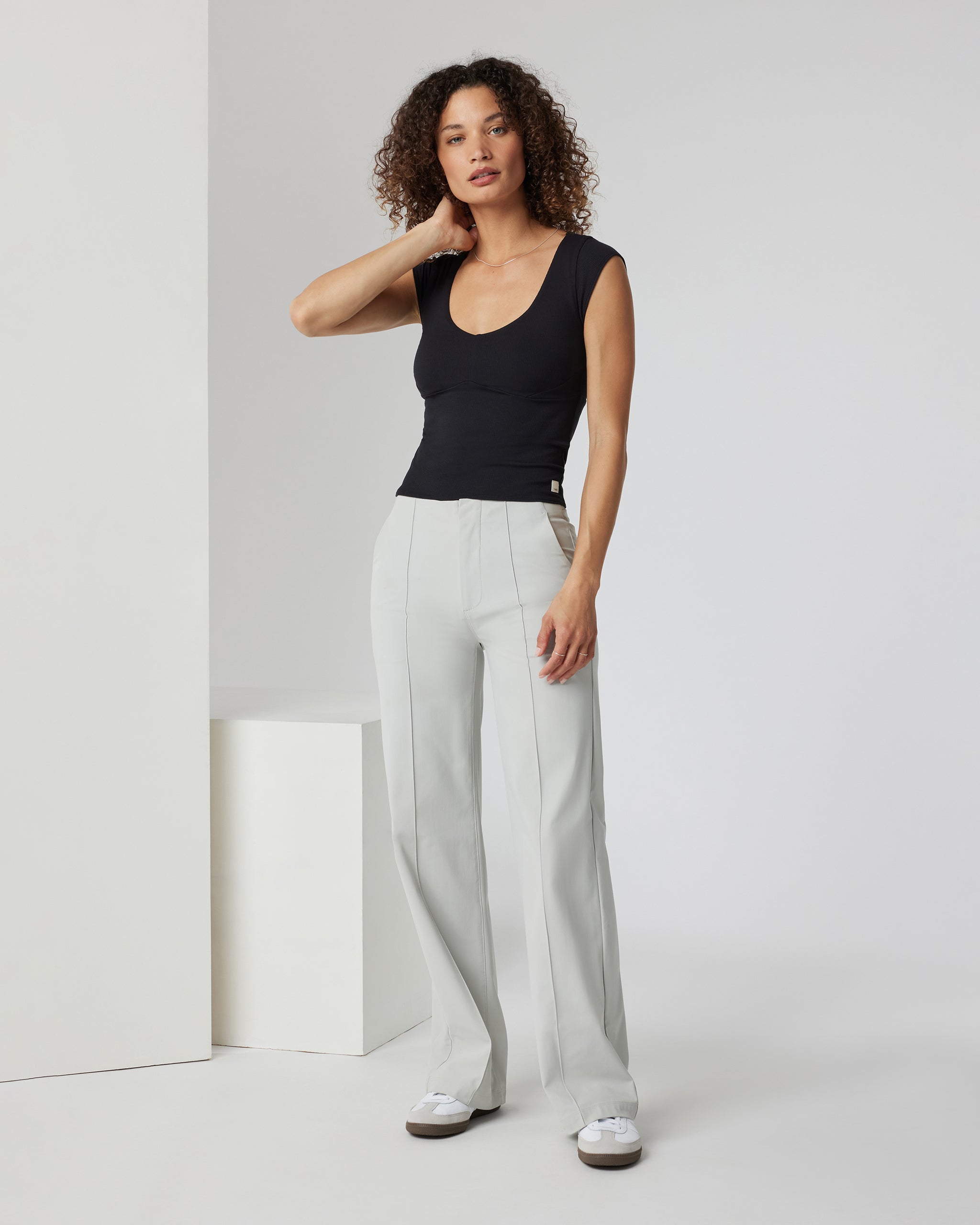 Sleeveless Cove V Neck | Black - Image 4