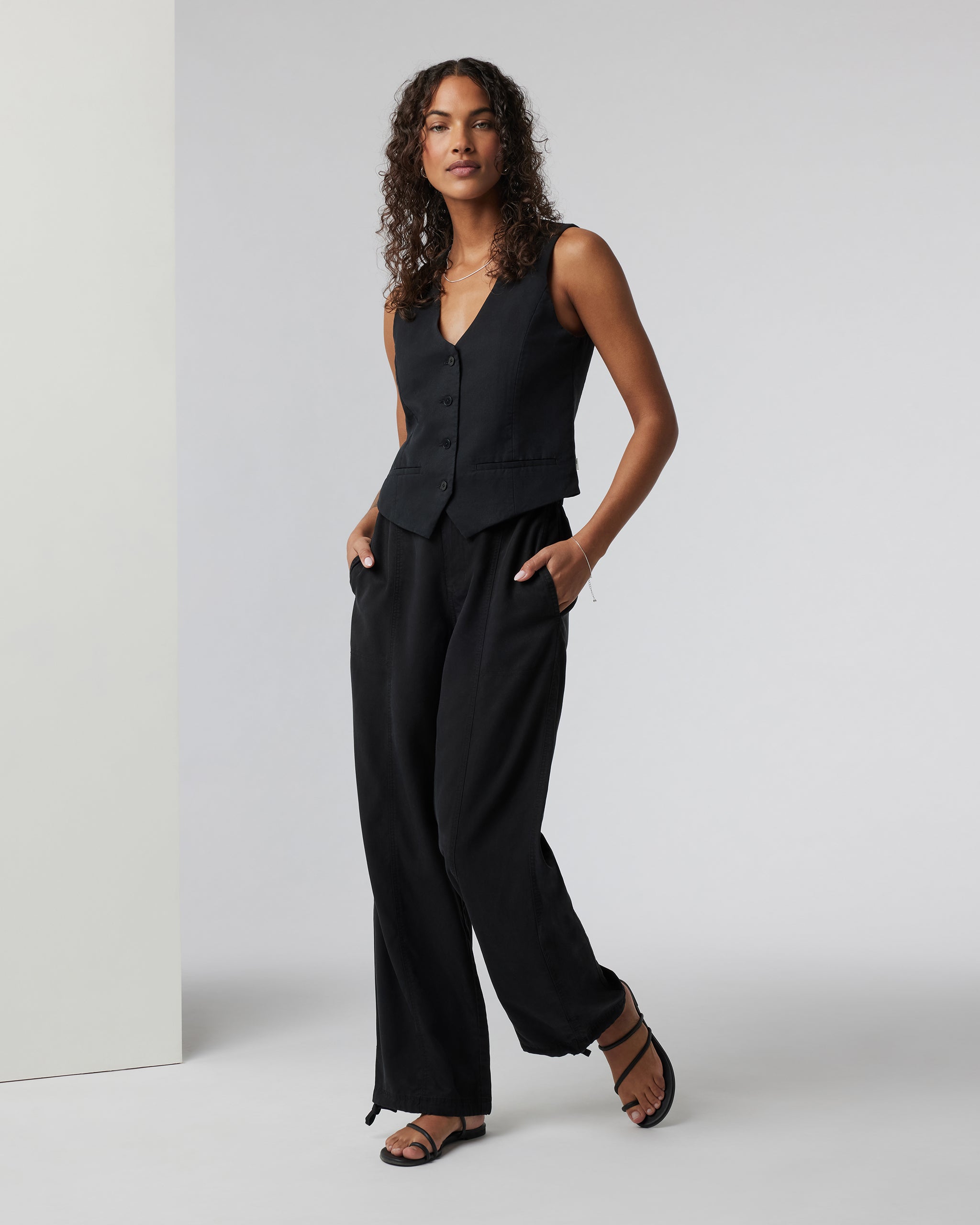 Coastline Vest | Black - Image 4