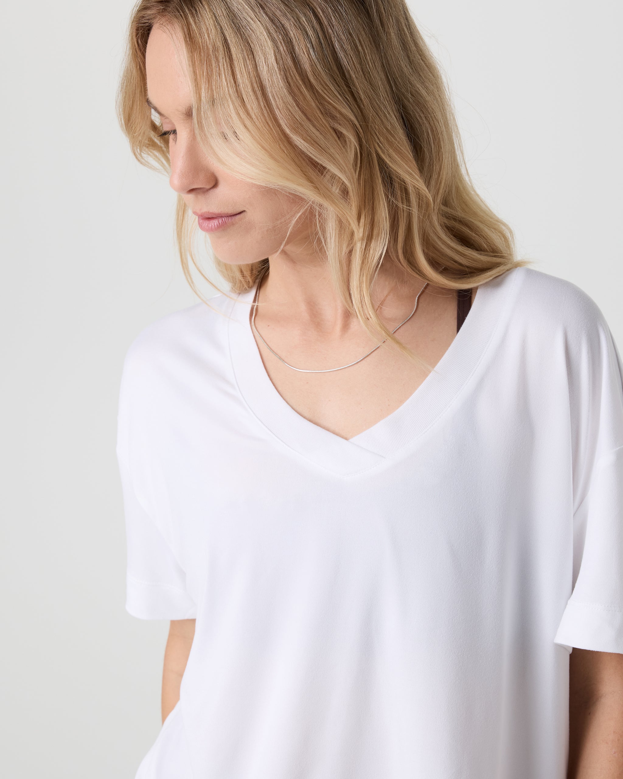 Short Sleeve Energy V-Neck Tee | White - Image 4