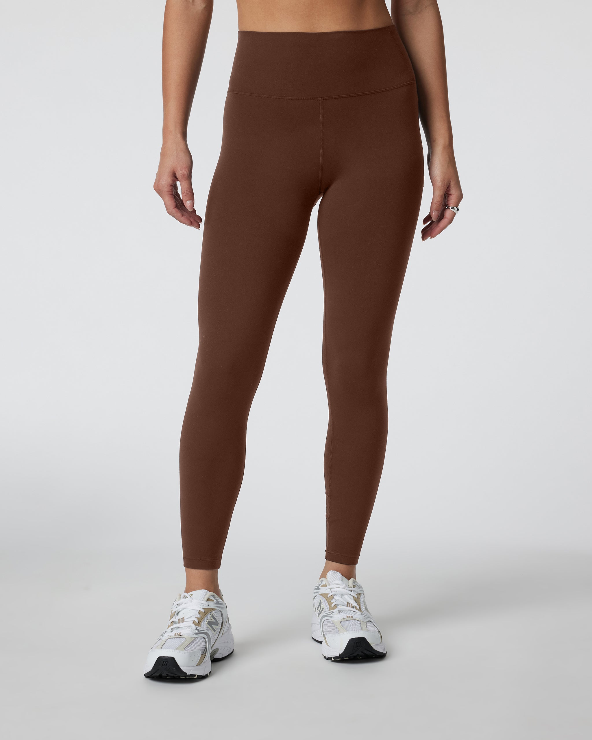 Vuori AllTheFeels™ Legging - Short | Pepper - Image 4