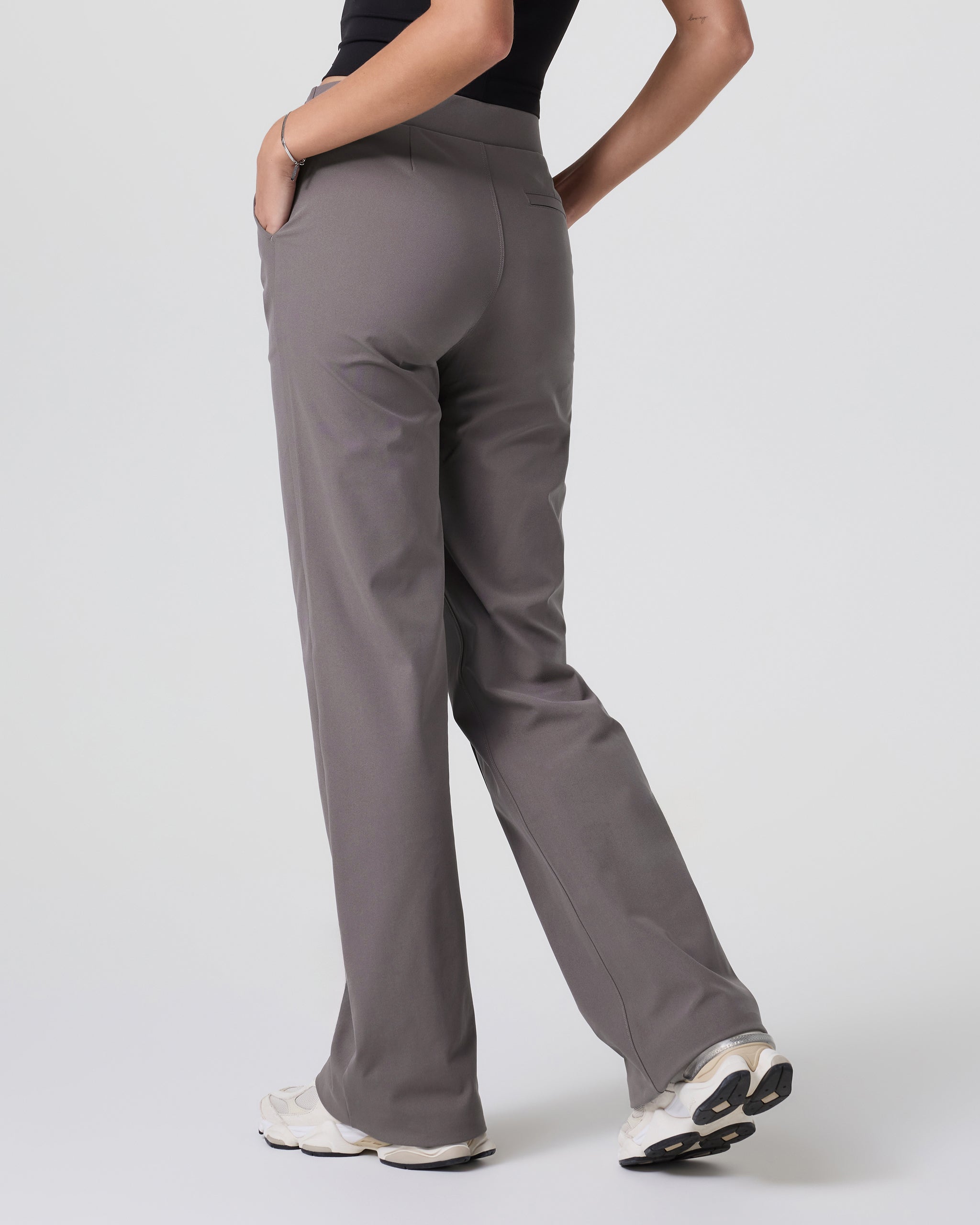Women's Vuori Meta™ Wideleg Pant- Short | Chia - Image 3