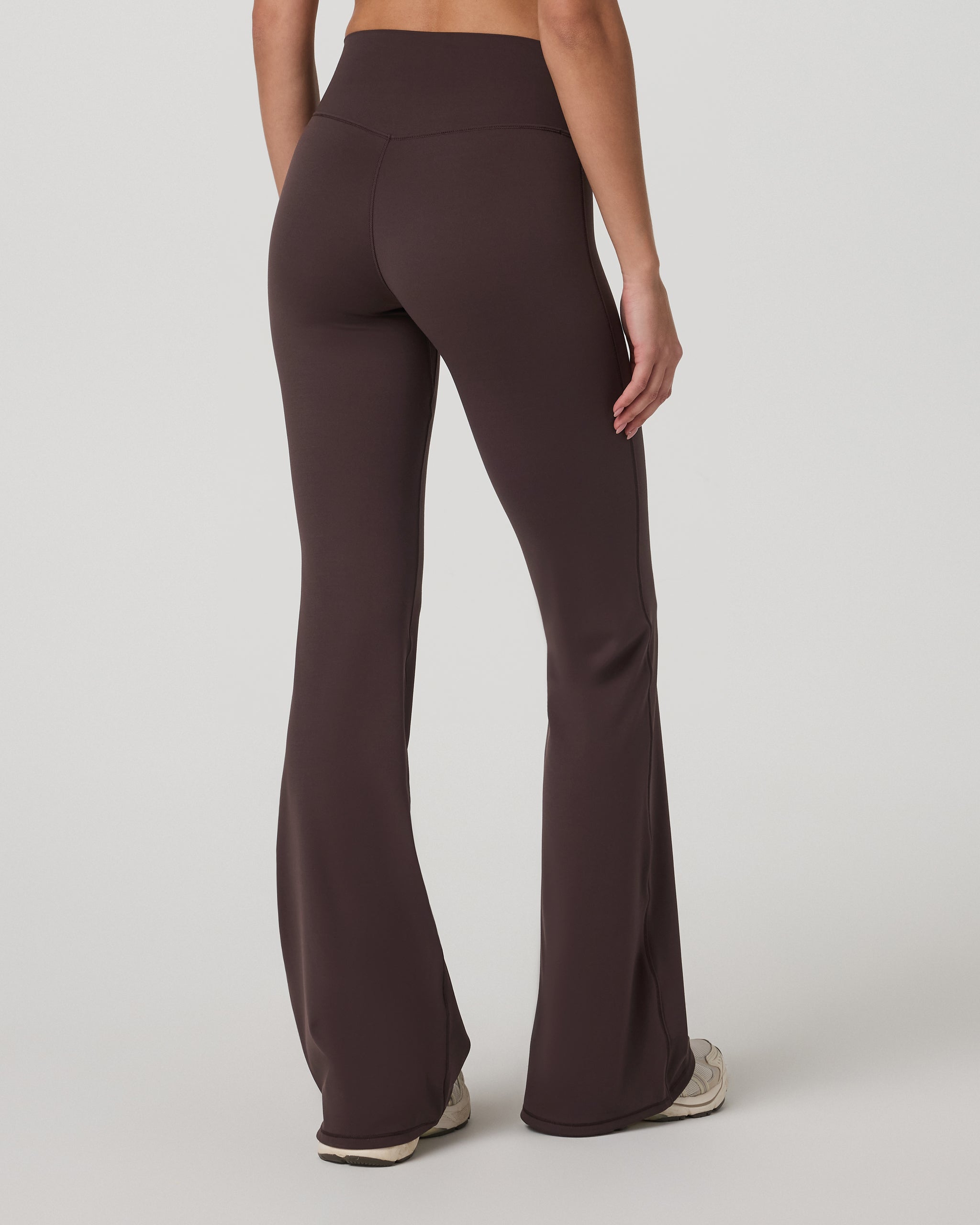 Vuori AllTheForm™ Flare - Short | French Roast - Image 3